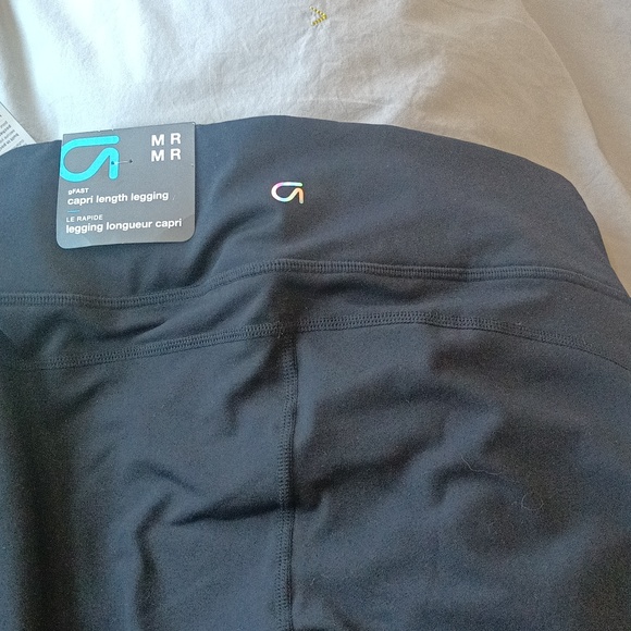 GapFit Mid Rise Capri - Picture 4 of 13